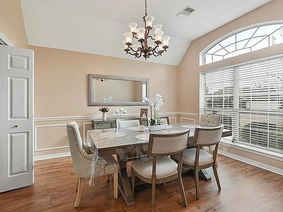3rd image of 2101 Maplewood Ct