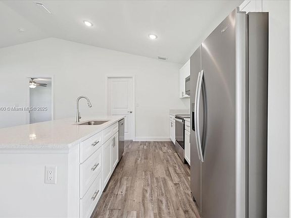 5th image of 415 NW 11th St