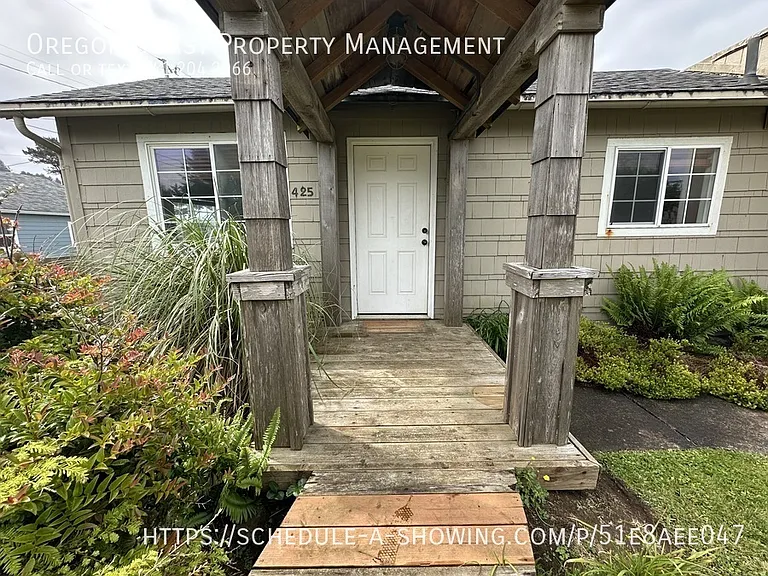 425 NW Siletz Ave — Photo 2