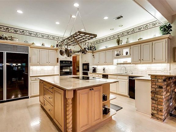 4th image of 702 S Cobblestone Ct