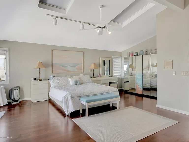 374 Aldo Dr — Photo 18
