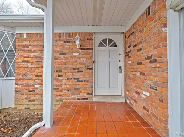 5936 Warbler Dr, Clarkston, MI 48346