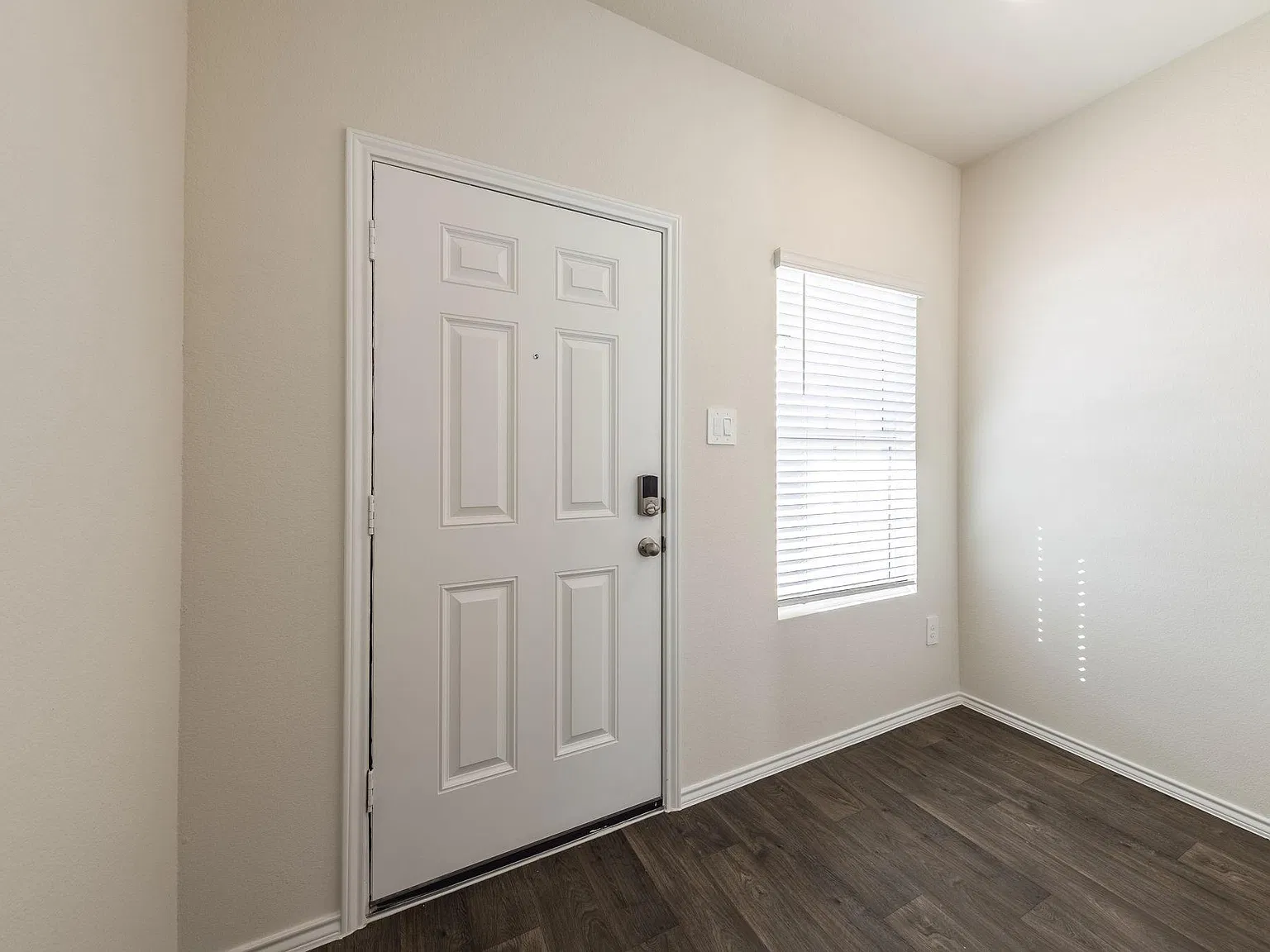 4 bed, 2.5 bath, 2042 sqft, $1,995 — Photo 4