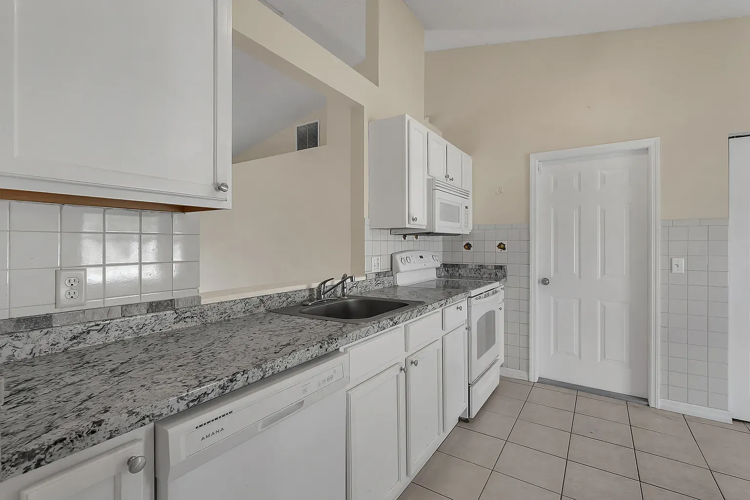 3 bed, 1356 sqft, $1,650 — Photo 4