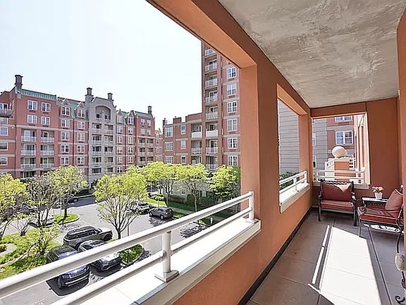 4th image of 50 Oceana Dr W APT 3C