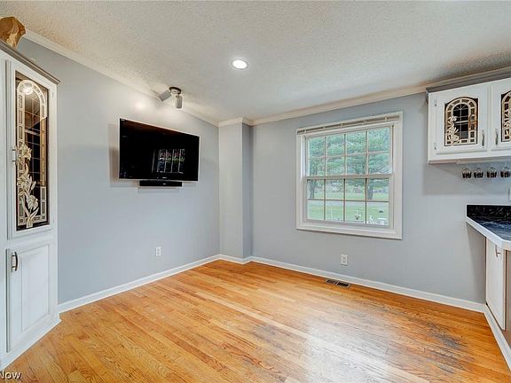 3rd image of 1009 Farr Rd