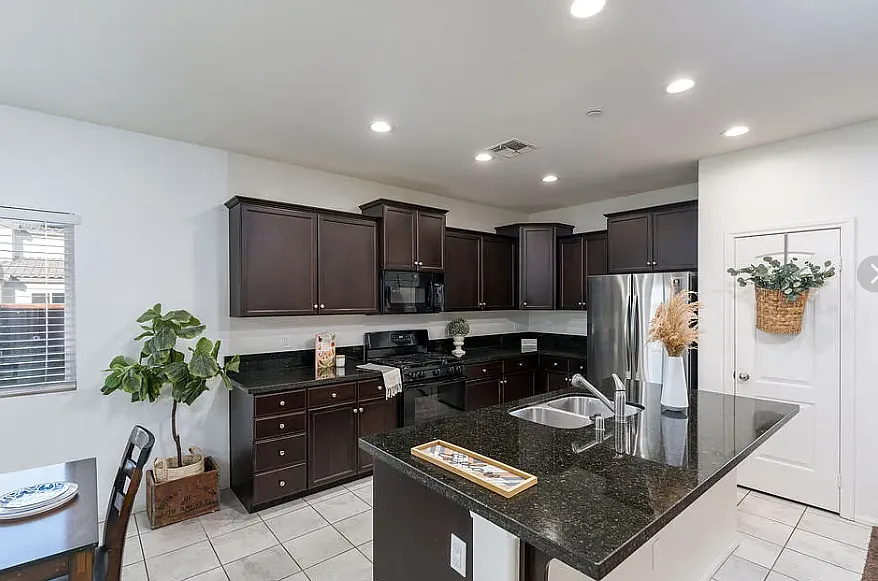 4 bed, 2382 sqft, $3,200 — Photo 3