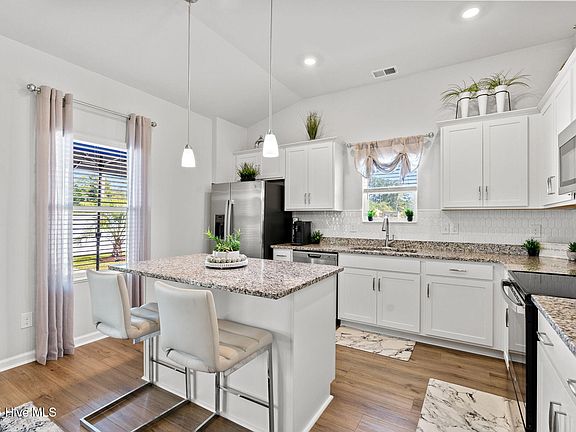 5th image of 340 Mayflower Drive NW