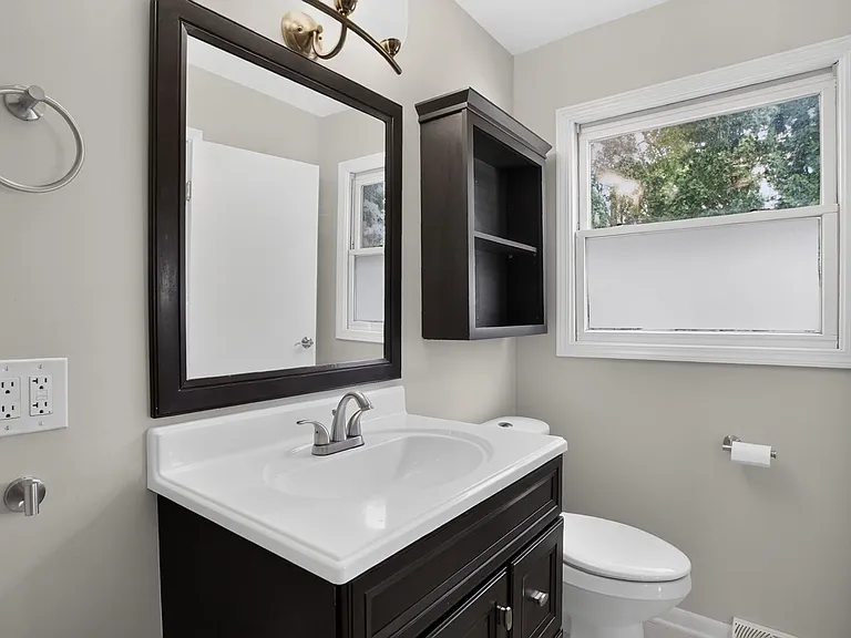 1702 N Beech Rd — Photo 37