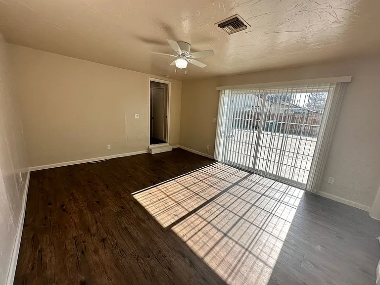 4735 N Thorne Ave — Photo 15