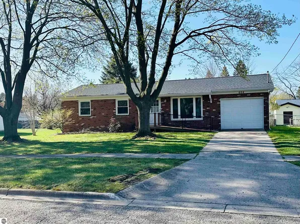 604 Orchard Ave, Clare, MI 48617