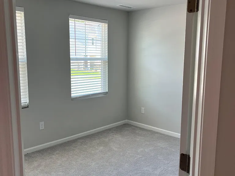 138 Zealand Ct — Photo 15