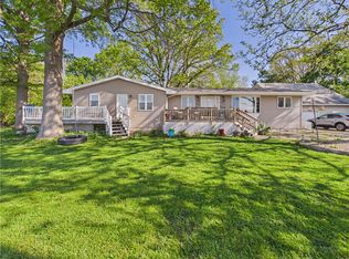 17 S Henson Rd, Villa Grove, IL 61956