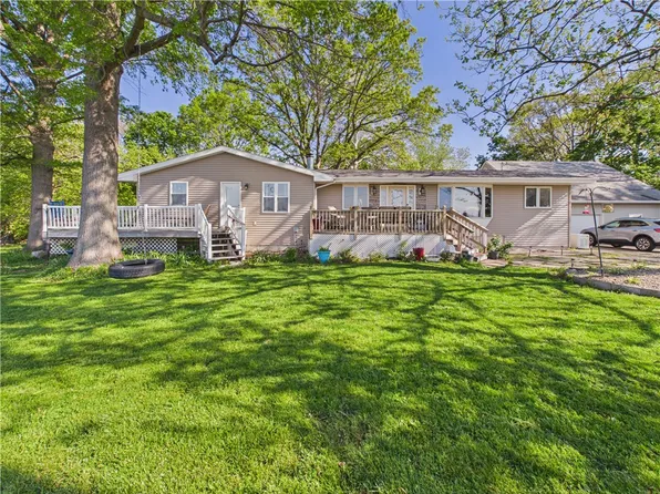 17 S Henson Rd, Villa Grove, IL 61956