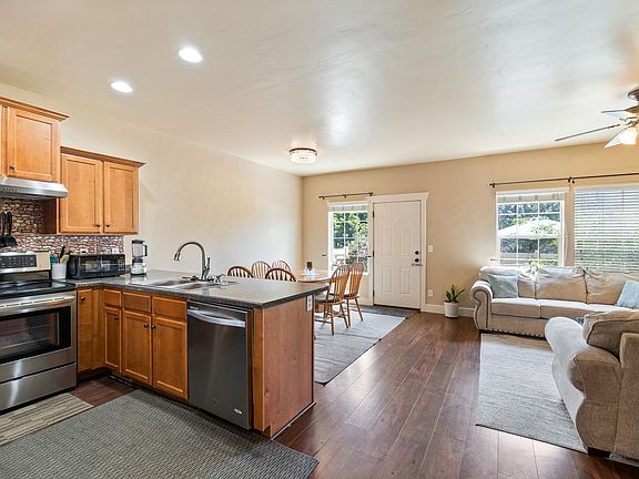 5th image of 1464 N La Palma Pl