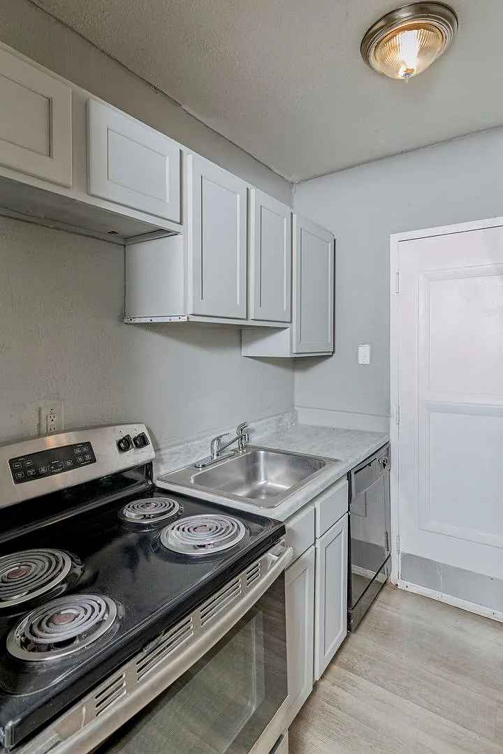 1834 John Calvin Ave — Photo 3