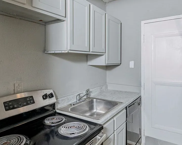 1834 John Calvin Ave — Photo 3