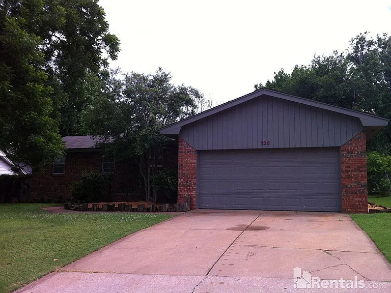 320 Elmwood Dr — Photo 1