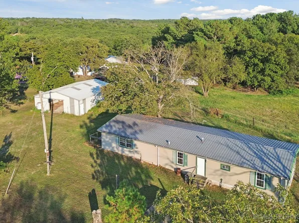 9275 Hedge Rd, Henryetta, OK 74437