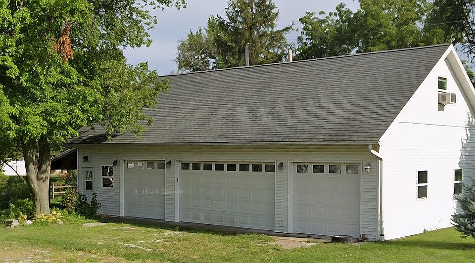 2nd image of 303 E McKibben St