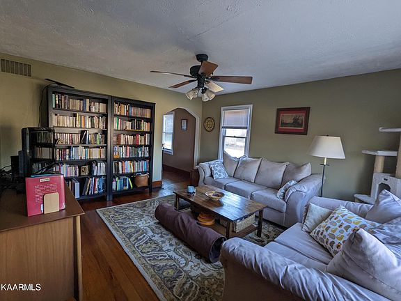 2nd image of 924 Oglewood Ave