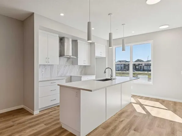 471 E Hotchkiss Mnr SE, Calgary, AB T3S 0N3