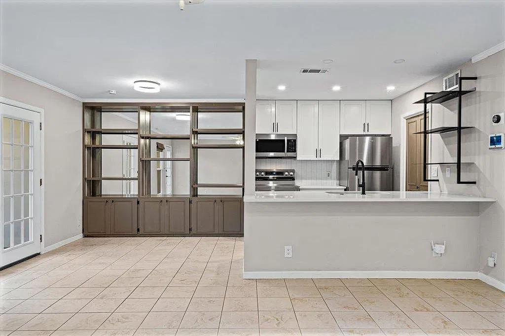 6718 Silvermine Dr — Photo 2