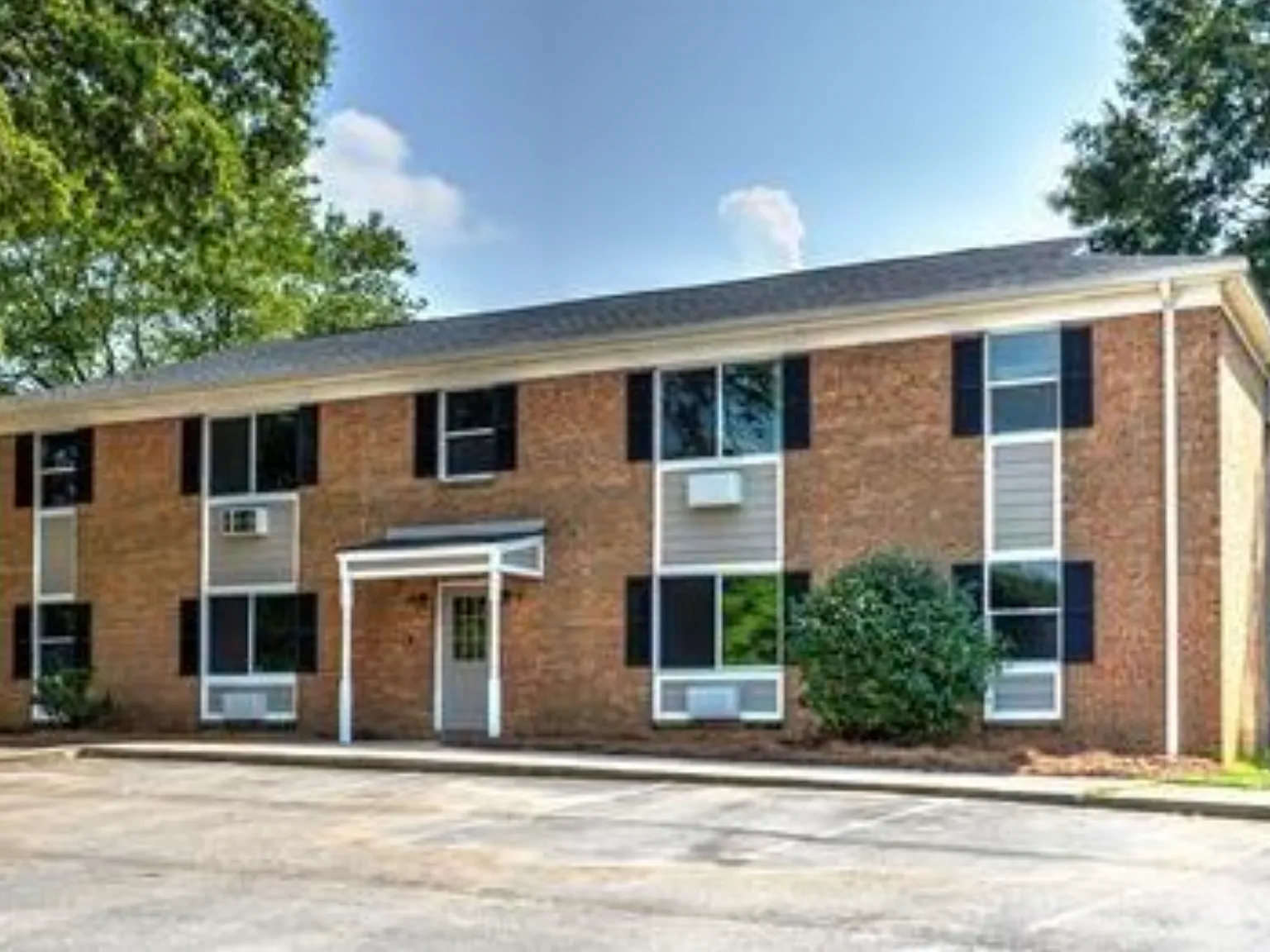 Circle Oaks Apartments: Modernized Townhome Living in a Quiet Gastonia Community — Photo 1