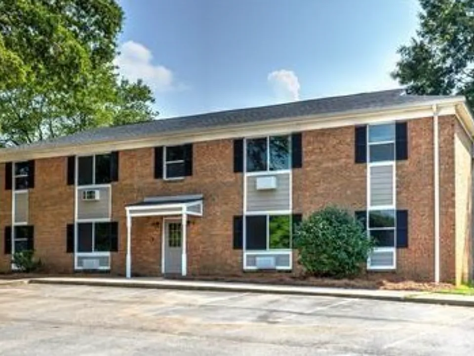 Circle Oaks Apartments: Modernized Townhome Living in a Quiet Gastonia Community