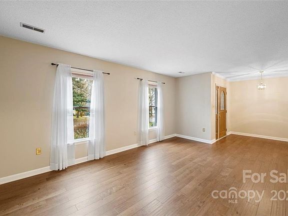 3rd image of 244 Sunnywood Ln