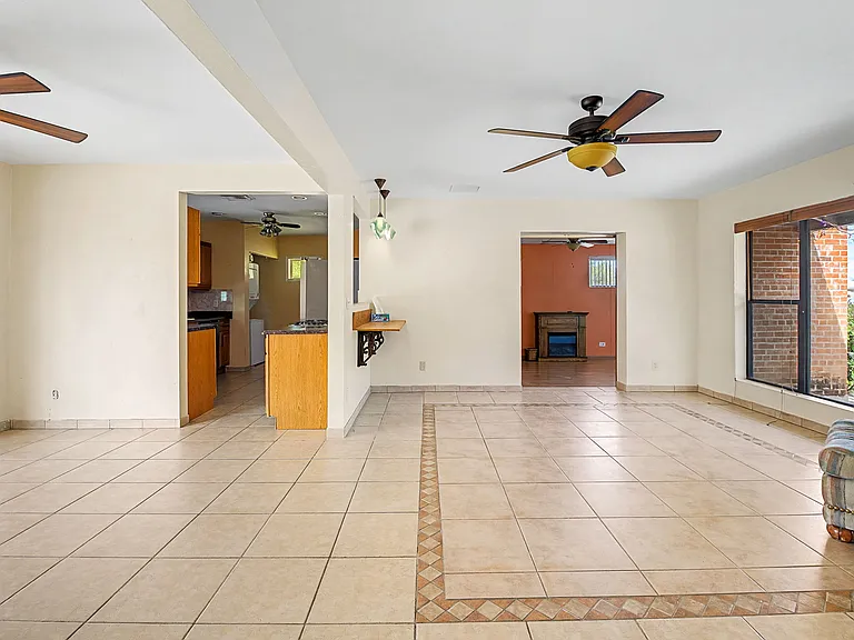 402 S Harvard Ave — Photo 5
