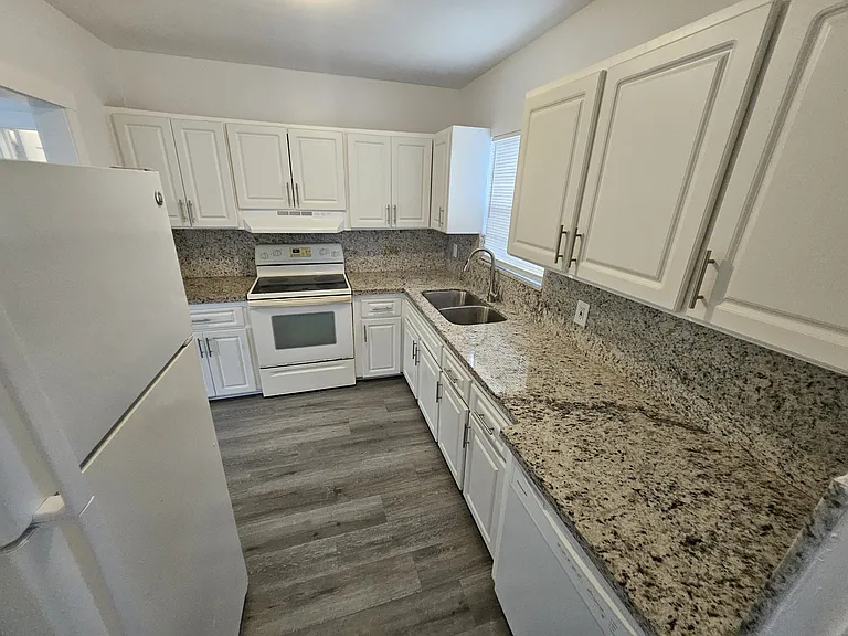 2121 NW 28th St #- — Photo 8
