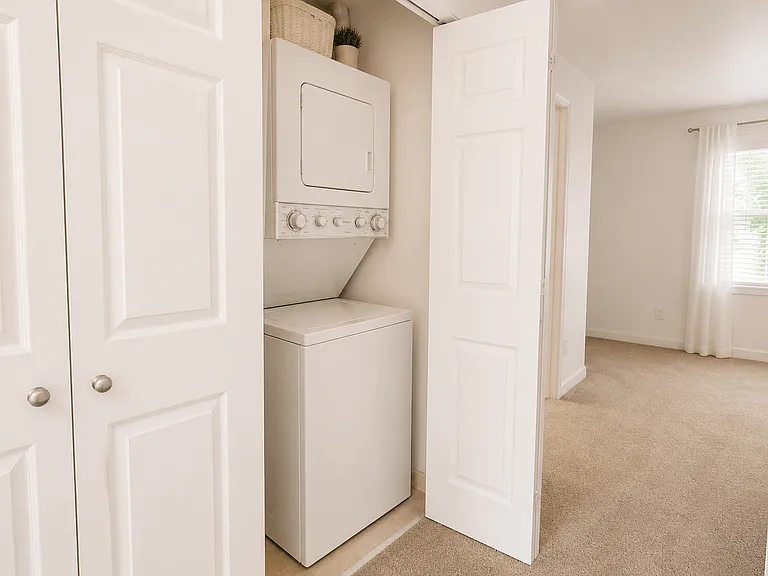 Hamilton Square Apartments — Photo 13