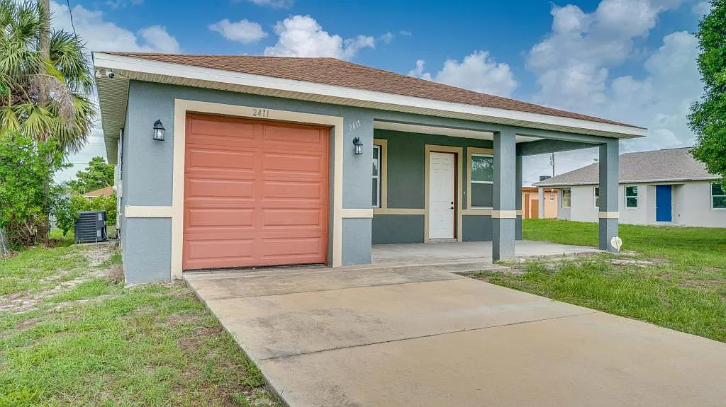 2411 Ben St — Photo 1