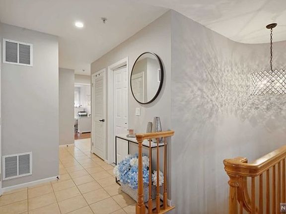 4th image of 212 Cambridge Dr