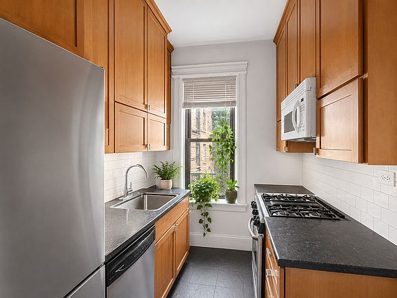 3rd image of 146 Fenimore St APT C1