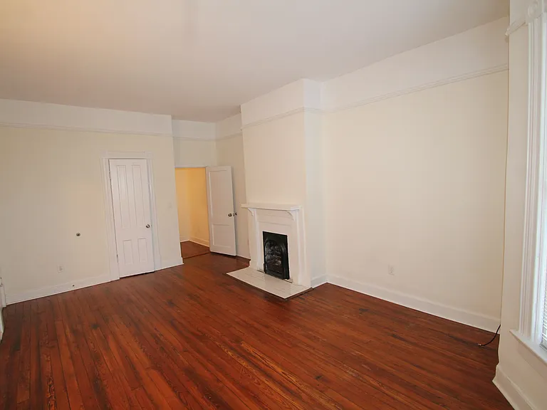 122 W Waldburg St #2 — Photo 2