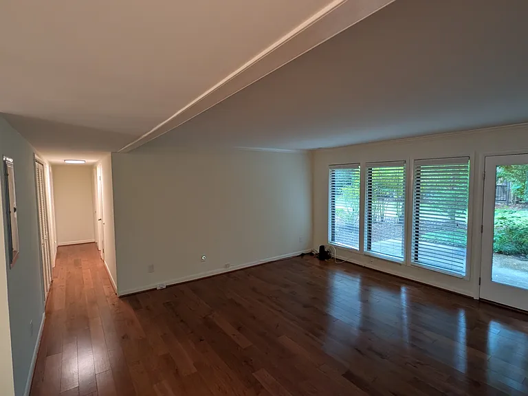 303 Oak Tree Dr — Photo 9