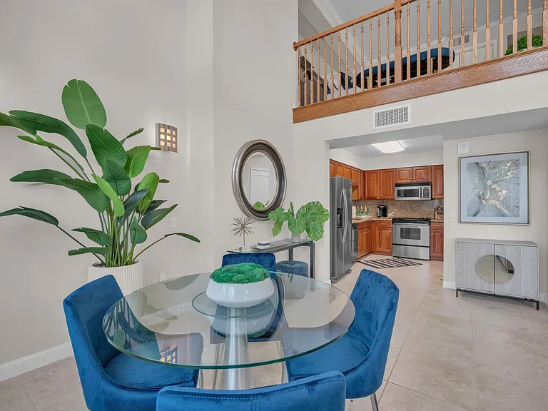 Royal Palm Apartments — Photo 13