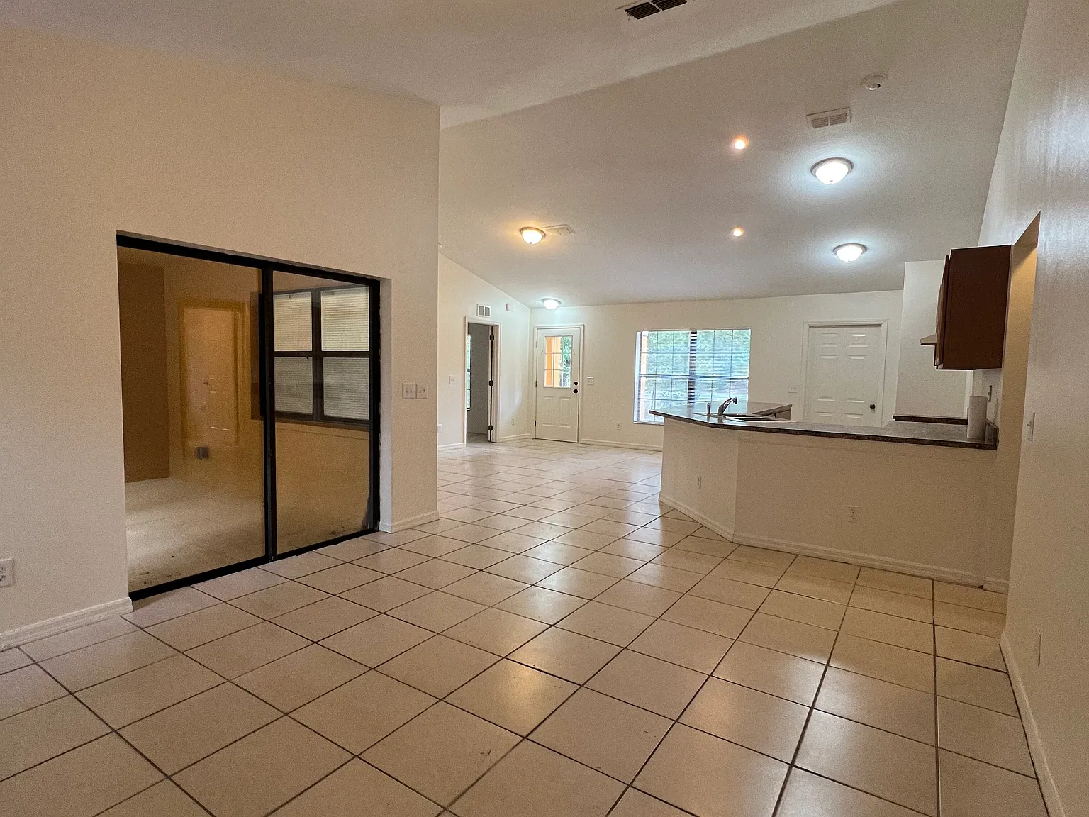 9662 W Dunellon Rd 3 Bedroom 2 Bathroom 2 Car Garage Pet Friendly — Photo 4