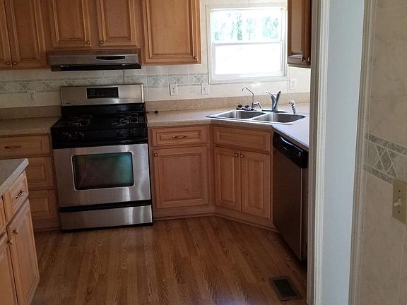 5th image of 542 Dennis Ave