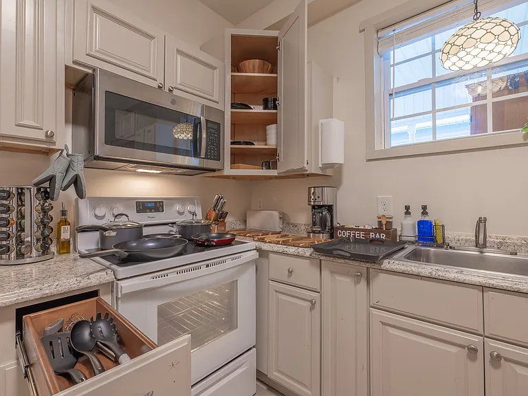 313 W Maple St #2 — Photo 8