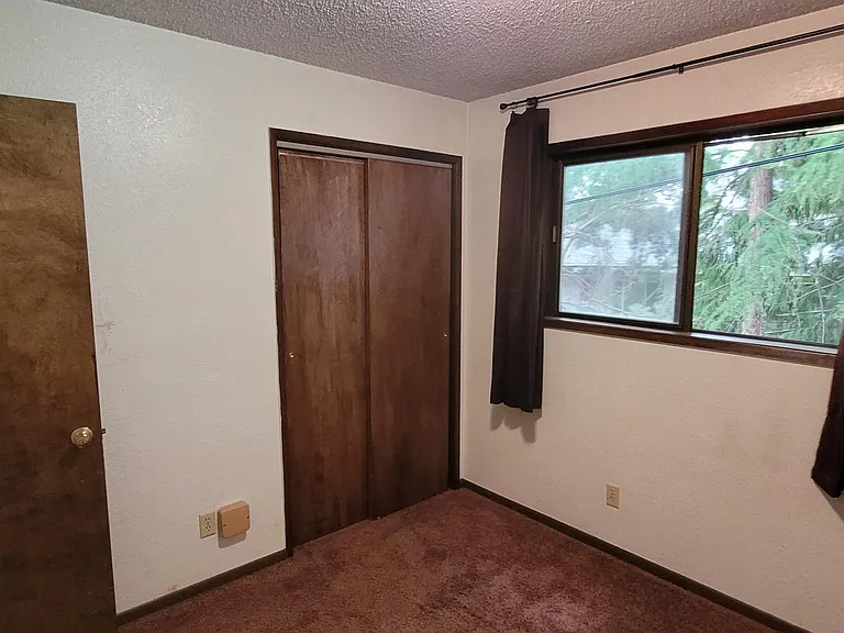 215 NW Coryell Ct — Photo 10
