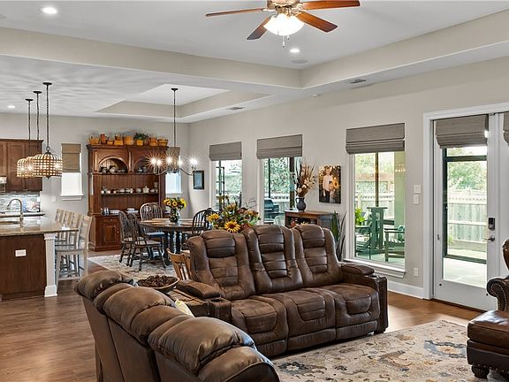 4th image of 865 Lorikeet Ln