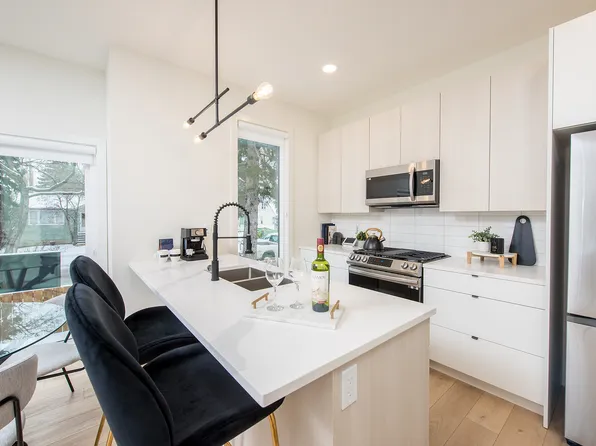 14910 109th Ave NW #14904, Edmonton, AB T5P 4C2