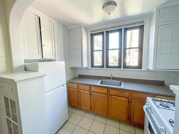 2nd image of 4624 N Wolcott Ave APT 1A