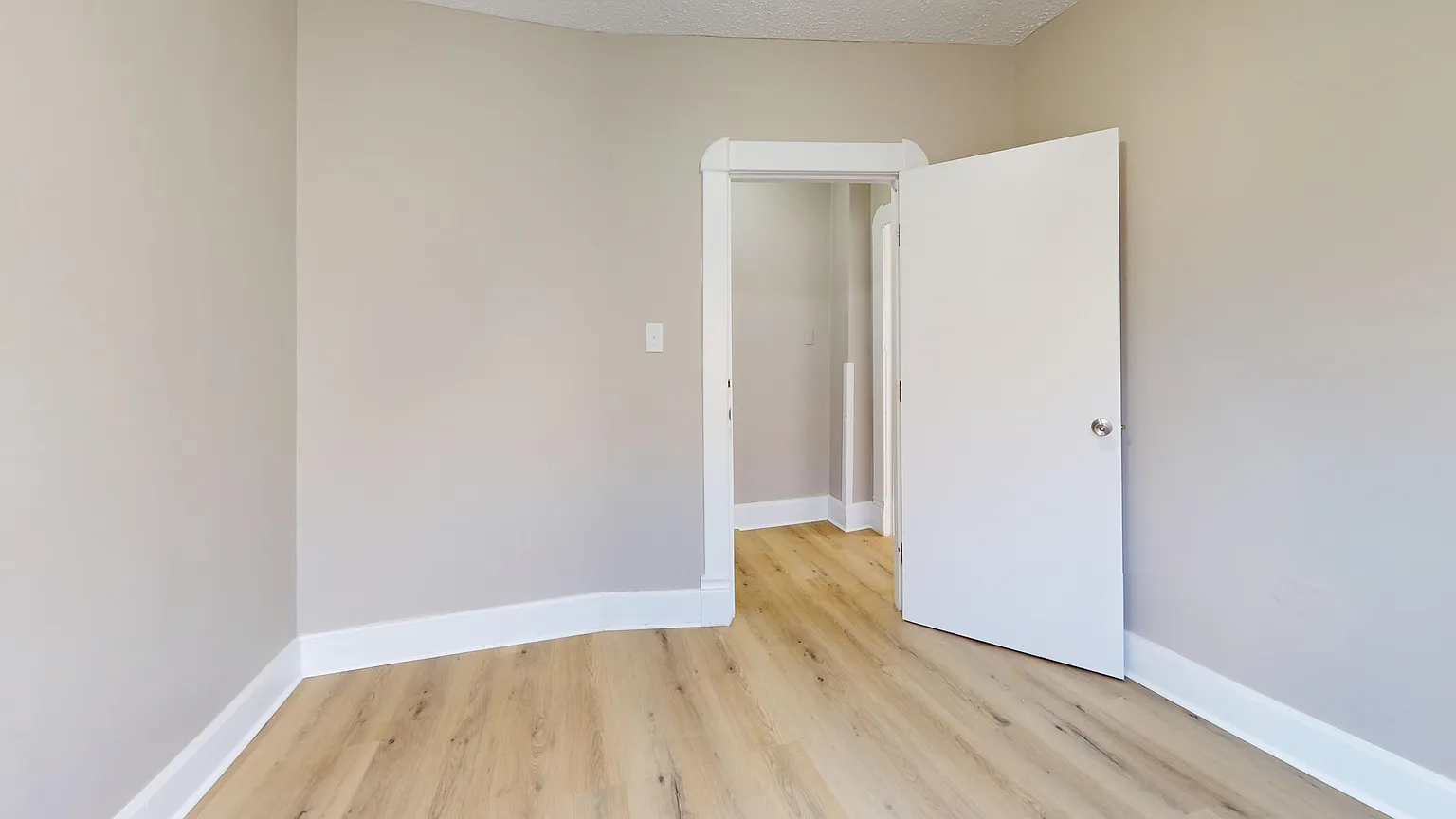 211 Koehne St photo 1