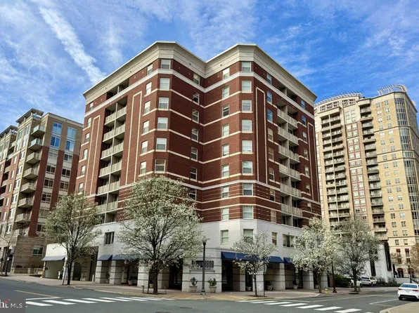880 N Pollard St APT 405, Arlington, VA 22203