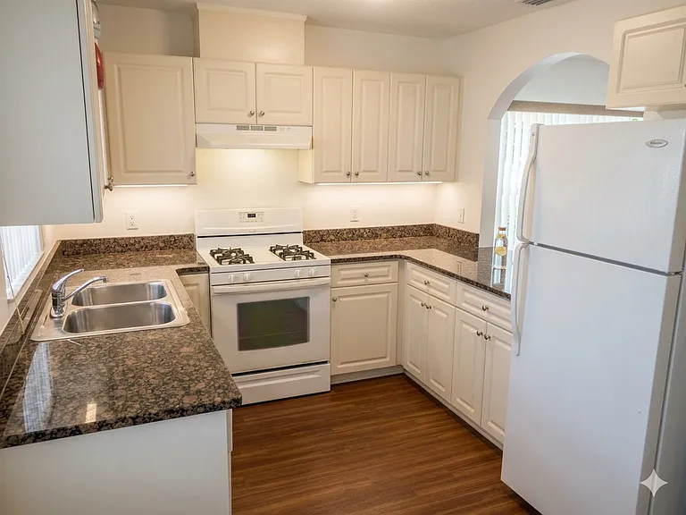 815 N Rembrandt Way #422 — Photo 3