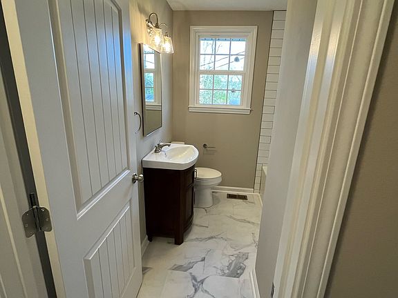 5th image of 220 Slayden Cir